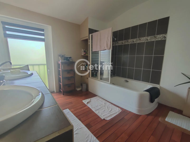 Maison - 201 m² - 7 pièces