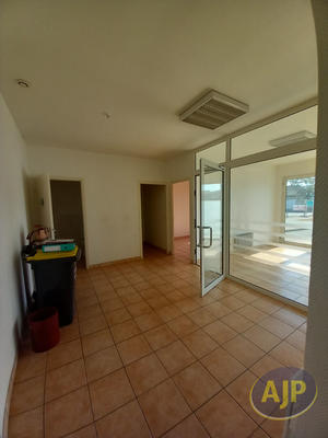 Local commercial - 72 m² - 3 pièces