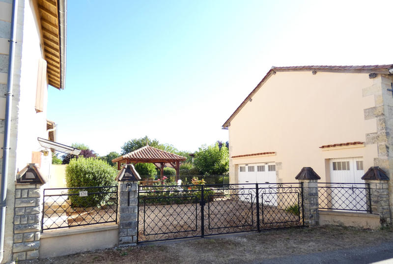 Maison - 245 m² - 7 pièces