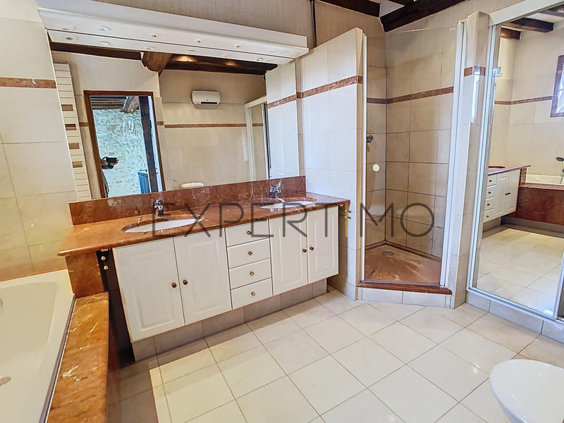 Maison - 240 m² - 9 pièces