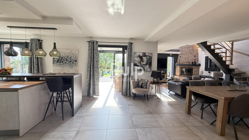 Maison - 200 m² - 6 pièces