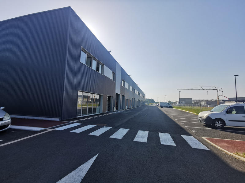 Local d'activités - 301 m²
