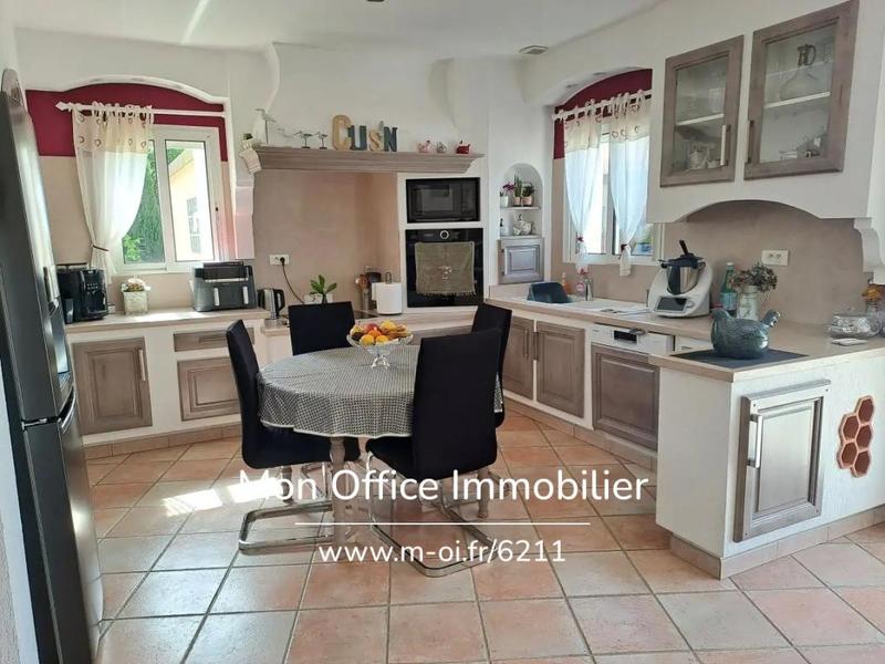 Propriété - 260 m² - 8 pièces