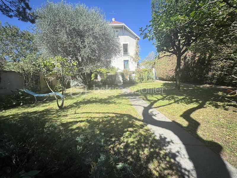 Maison - 225 m² - 12 pièces