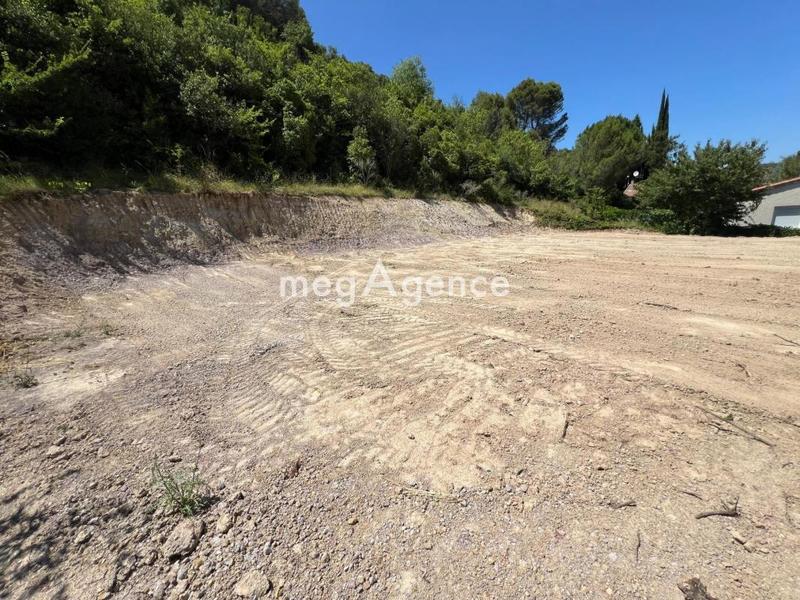 Terrain constructible - 1 078 m²