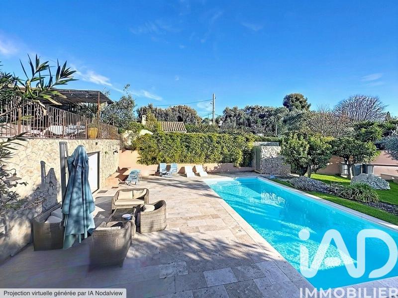 Maison - 220 m² - 5 pièces