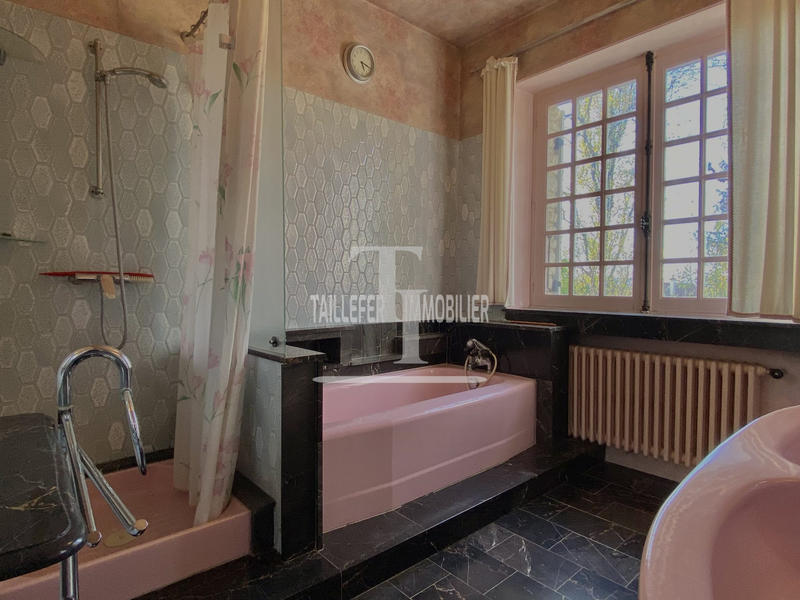 Maison traditionnelle - 300 m² - 9 pièces