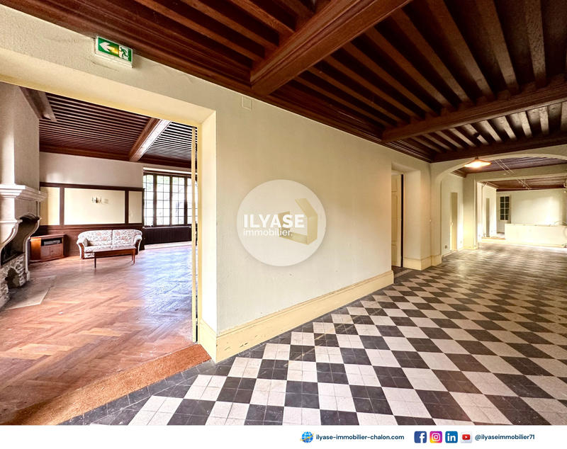 Propriété - 1 200 m² - 32 pièces