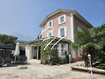 Maison - 224 m² - 9 pièces