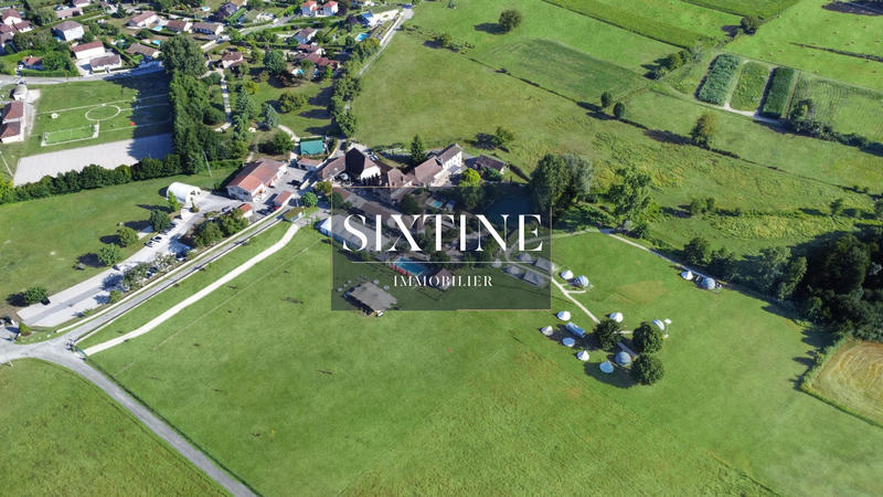 Maison - 3 008 m² - 45 pièces