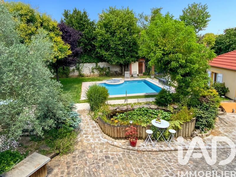 Maison - 247 m² - 10 pièces