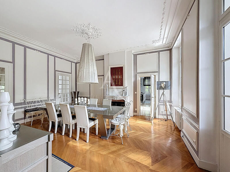 Maison - 400 m² - 10 pièces