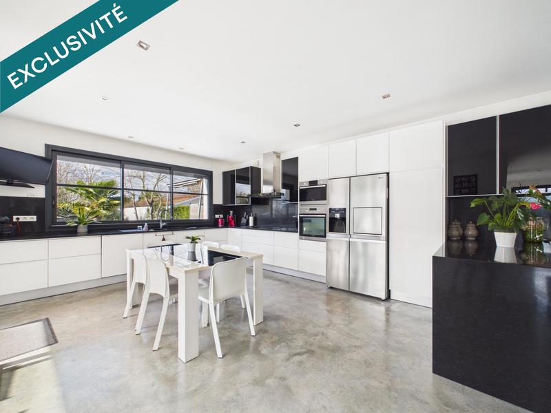 Maison - 270 m² - 10 pièces