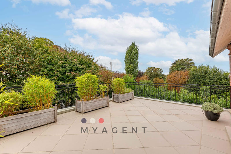 Maison - 300 m² - 15 pièces