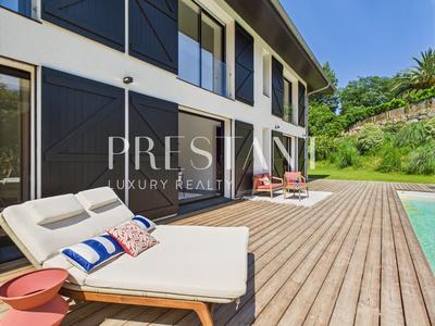 Maison - 310 m² - 11 pièces