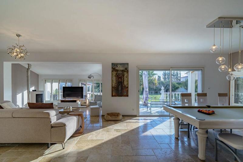 Propriété - 207 m² - 9 pièces