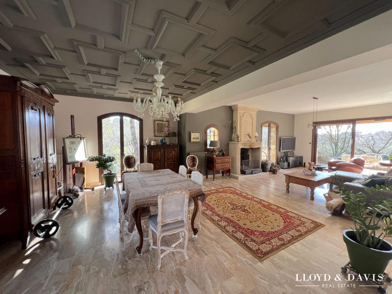 Maison - 275 m² - 9 pièces