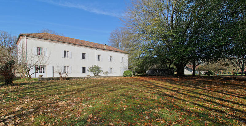Maison - 460 m² - 15 pièces