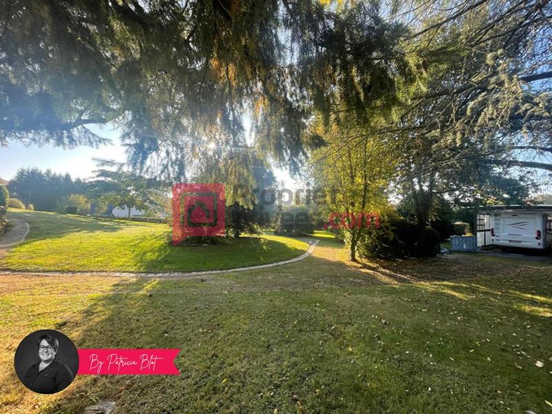 Maison - 305 m² - 10 pièces