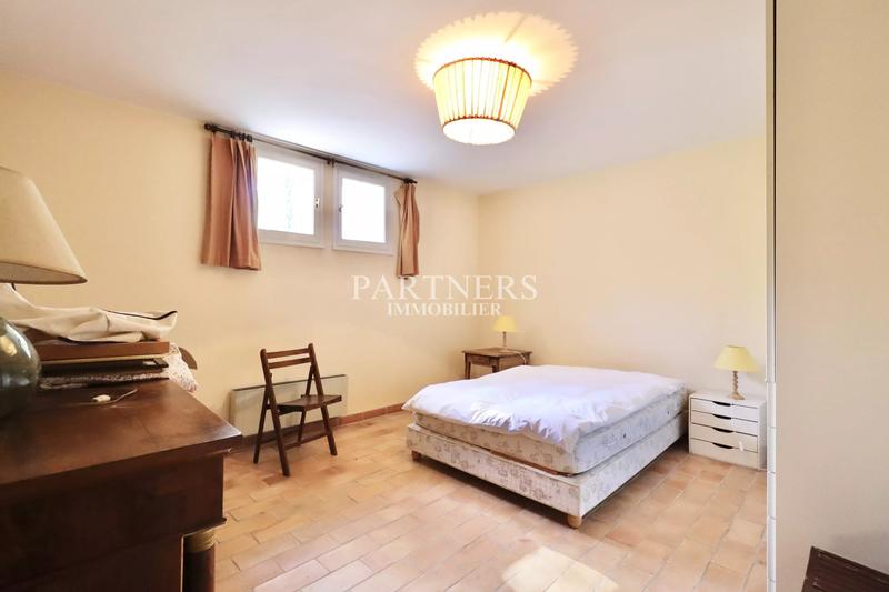 Maison - 365 m² - 11 pièces