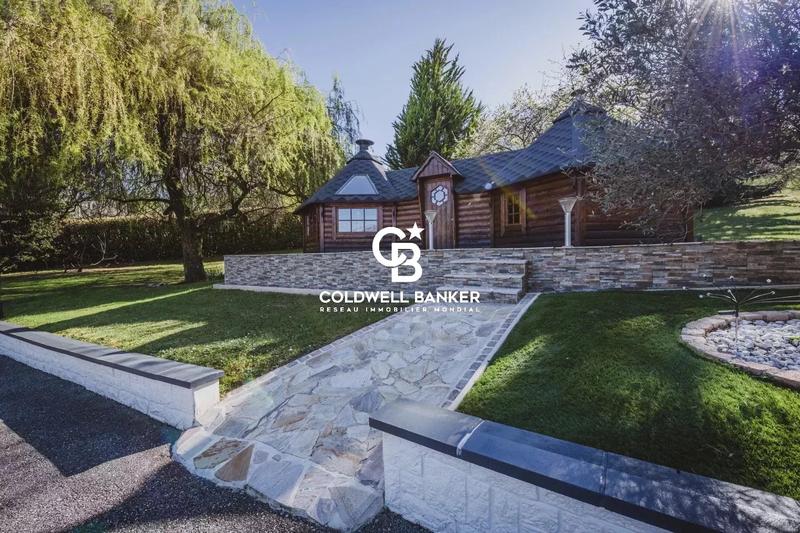 Maison - 280 m² - 10 pièces