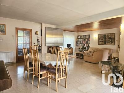 Maison - 235 m² - 9 pièces