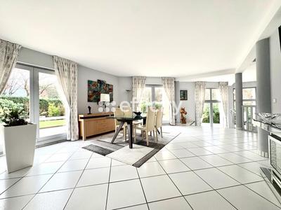 Maison - 205 m² - 7 pièces