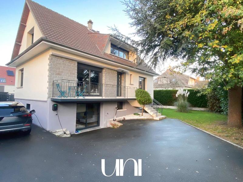 Maison - 208 m² - 9 pièces