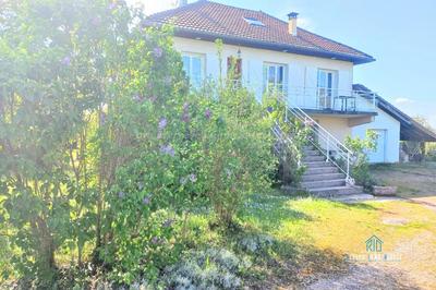 Maison traditionnelle - 222 m² - 7 pièces