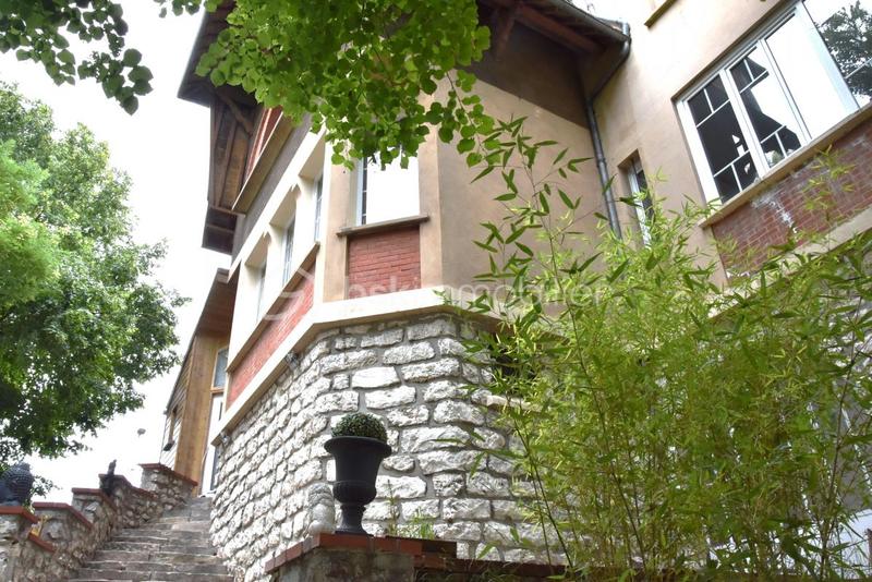 Demeure - 225 m² - 8 pièces