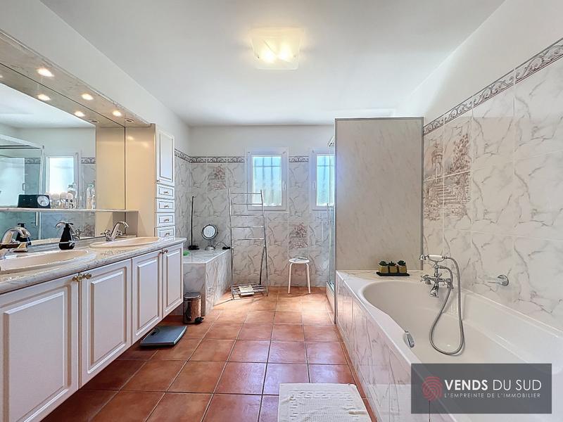 Maison - 215 m² - 8 pièces