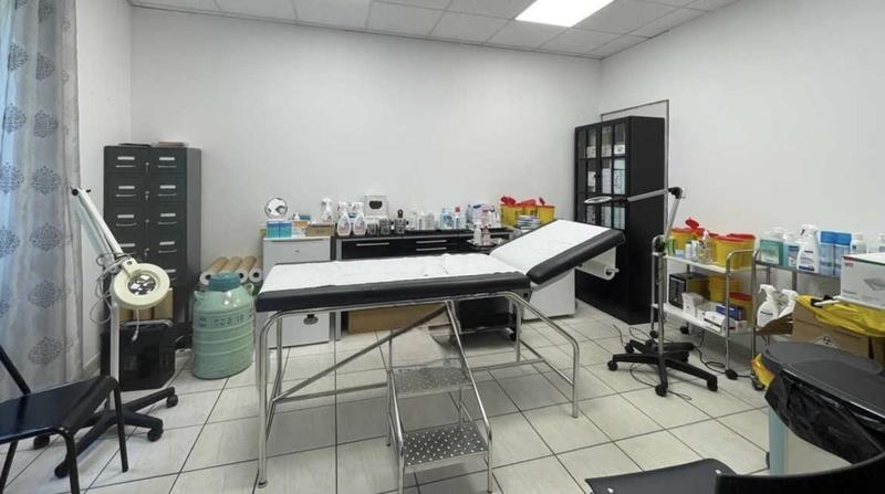 Local commercial - 90 m² - 4 pièces