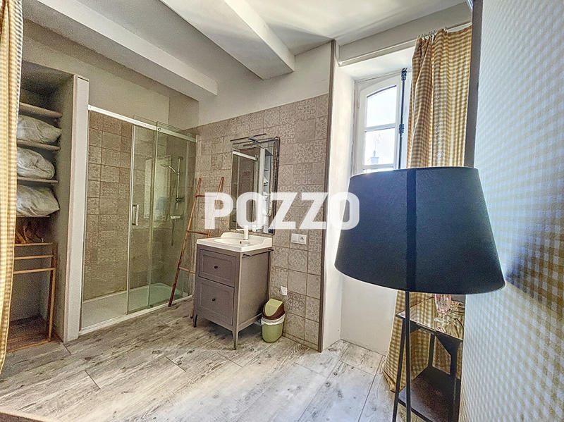 Maison - 220 m² - 8 pièces