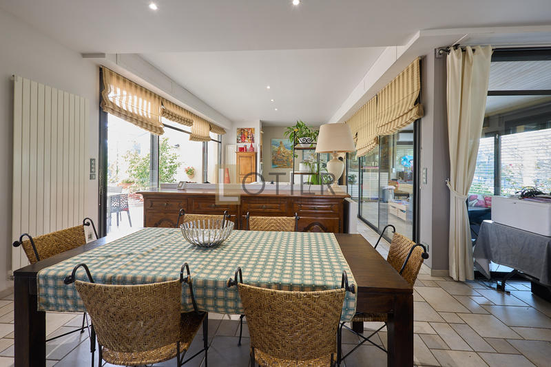 Villa - 320 m² - 8 pièces