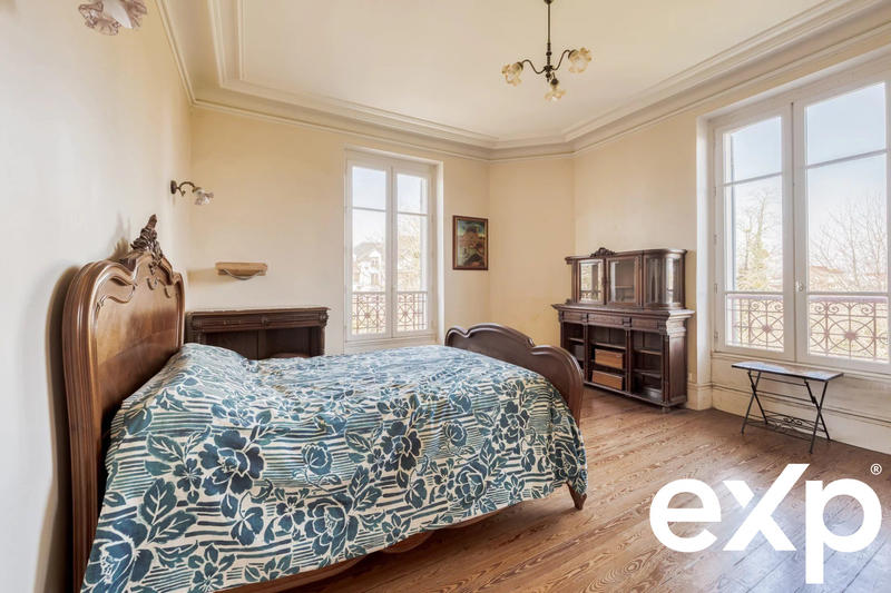 Maison - 246 m² - 10 pièces