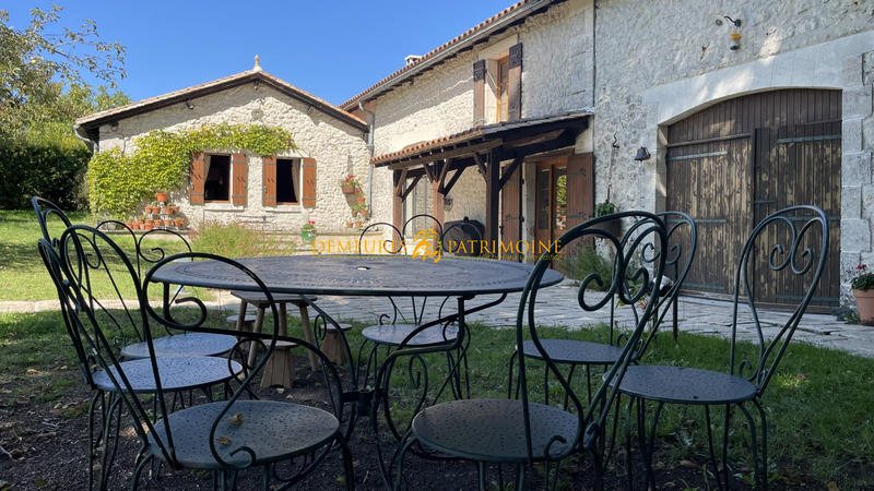 Maison - 250 m² - 7 pièces