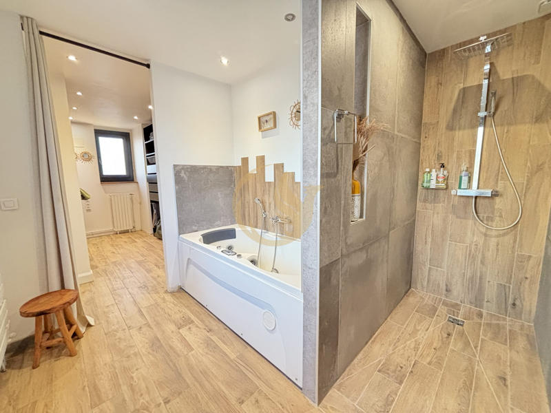 Maison - 230 m² - 8 pièces