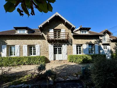 Maison en pierre - 333 m² - 11 pièces