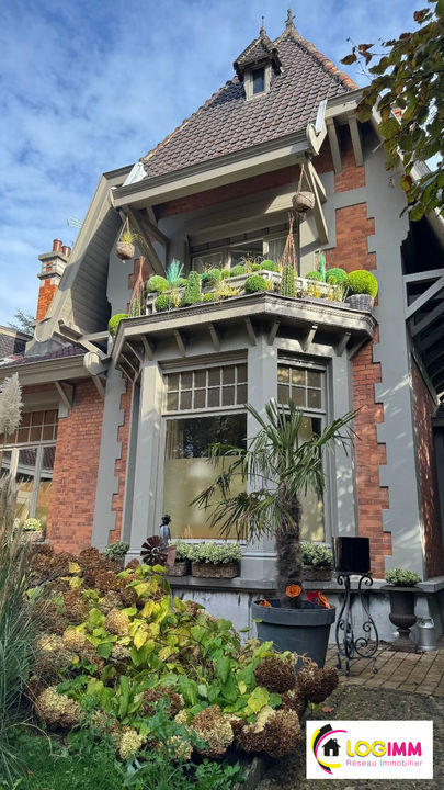 Maison - 255 m² - 8 pièces