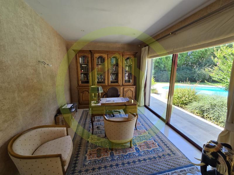 Maison - 260 m² - 6 pièces