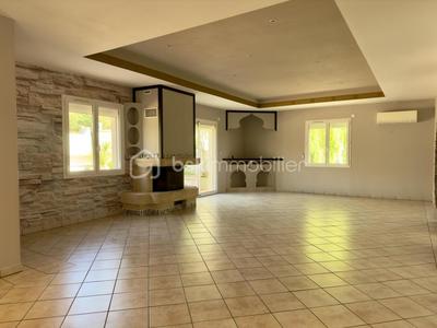 Maison traditionnelle - 218 m² - 6 pièces