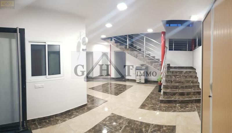 Entrepôt - 1 050 m²