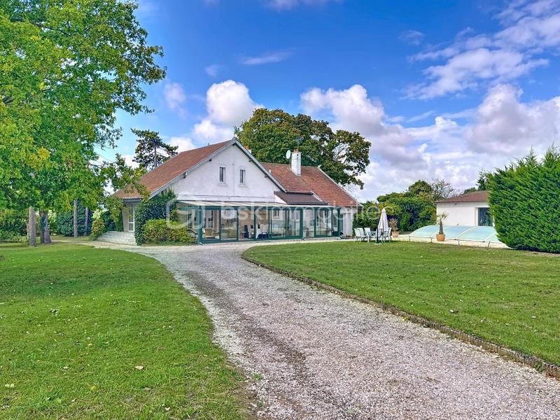 Propriété - 210 m² - 7 pièces