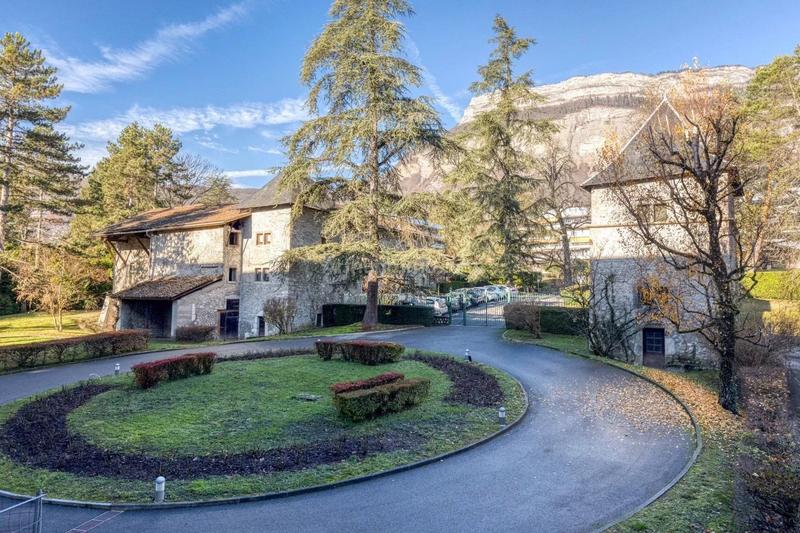 Appartement - 214 m² - 6 pièces