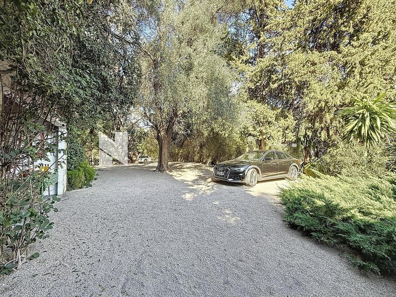 Propriété - 650 m² - 14 pièces