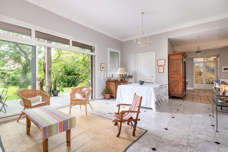 Demeure - 350 m² - 15 pièces