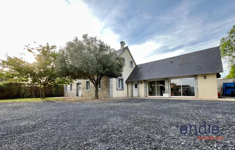 Maison - 230 m² - 8 pièces