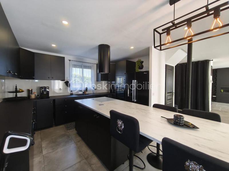 Maison traditionnelle - 251 m² - 7 pièces