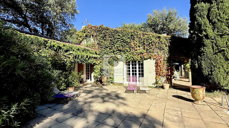 Maison - 240 m² - 7 pièces