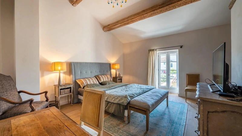 Maison traditionnelle - 252 m² - 7 pièces